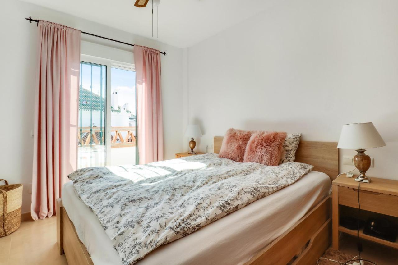 Apt Nerja Chimenea With Ocean View, A/C, & Fiber Apartment Bagian luar foto